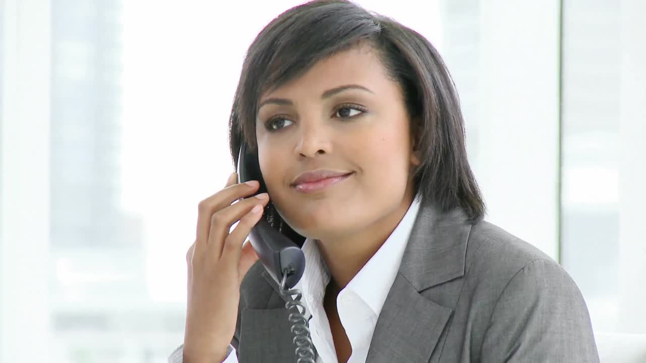 Panorama di una donna d'affari afroamericana che parla al telefono