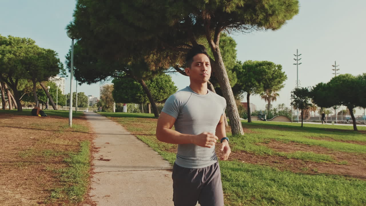 Uomo che corre nel parco