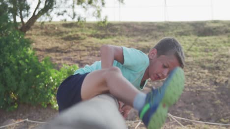 Niño-Caucásico-Entrenando-En-El-Campo-De-Entrenamiento