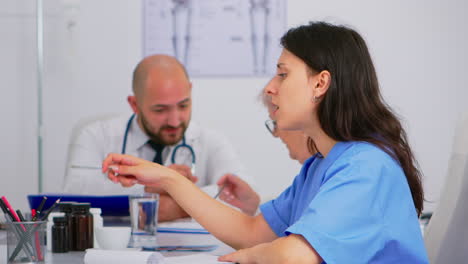 médicos y enfermeras discutiendo sobre medicina en la sala de reuniones