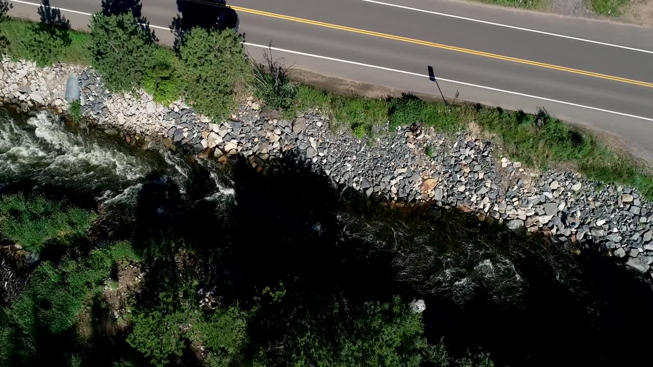 에스테스 파크 콜로라도 근처의 큰 톰슨 강 위의 34번 고속도로 위의 드론 대각선 팬