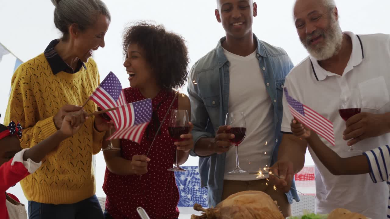 축하 식사를 하는 다세대 가족