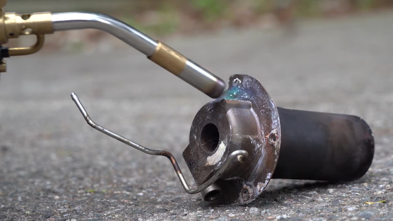 탄소 축적을 청소하기 위해 터치를 사용하여