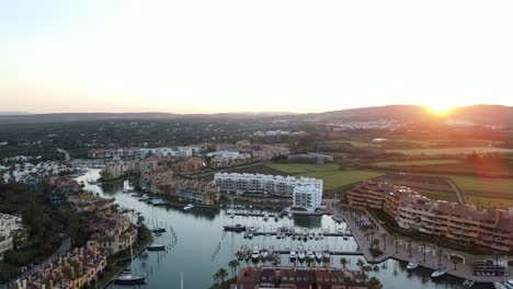 Vista-Aérea-Durante-La-Puesta-De-Sol-Del-Exclusivo-Puerto-Y-Marina-En-Sotogrande,-España