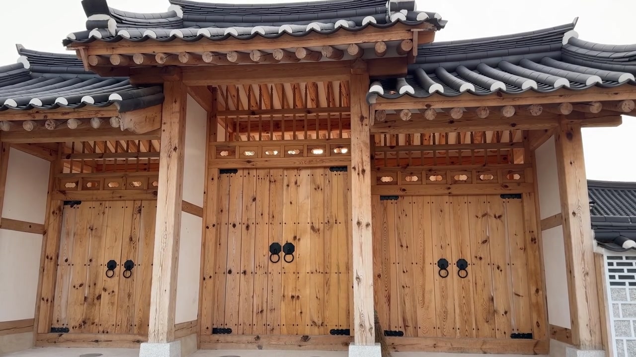 Traditionel koreansk offentlig bygning beliggende ved siden af historiske paladsområder i Suwon.