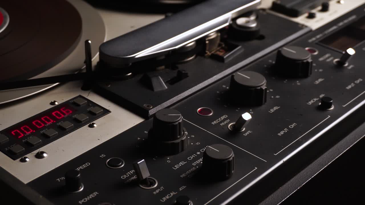 프로페셔널 마그네토폰에서 릴에서 릴로 오디오 테이프의 재생 또는 녹음 시작, 클로즈업