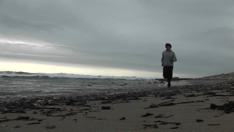 Ein-Jogger-Läuft-Am-Strand