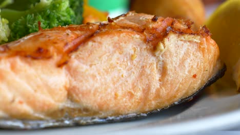 grilled salmon with broccoli and lemon