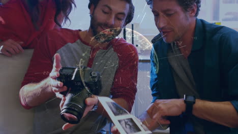 animación del globo sobre los hombres de negocios caucásicos en la oficina