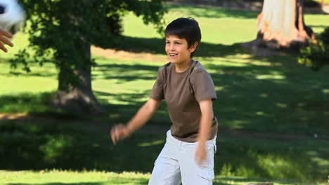 Padre-E-Hijo-Jugando-Con-Una-Pelota-De-Fútbol