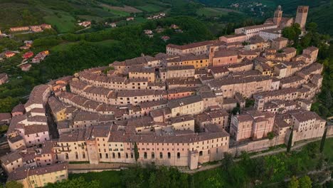 Vista-Aérea-De-La-Ciudad-Y-Comuna-De-Nocera-Umbra-En-Perugia,-Italia