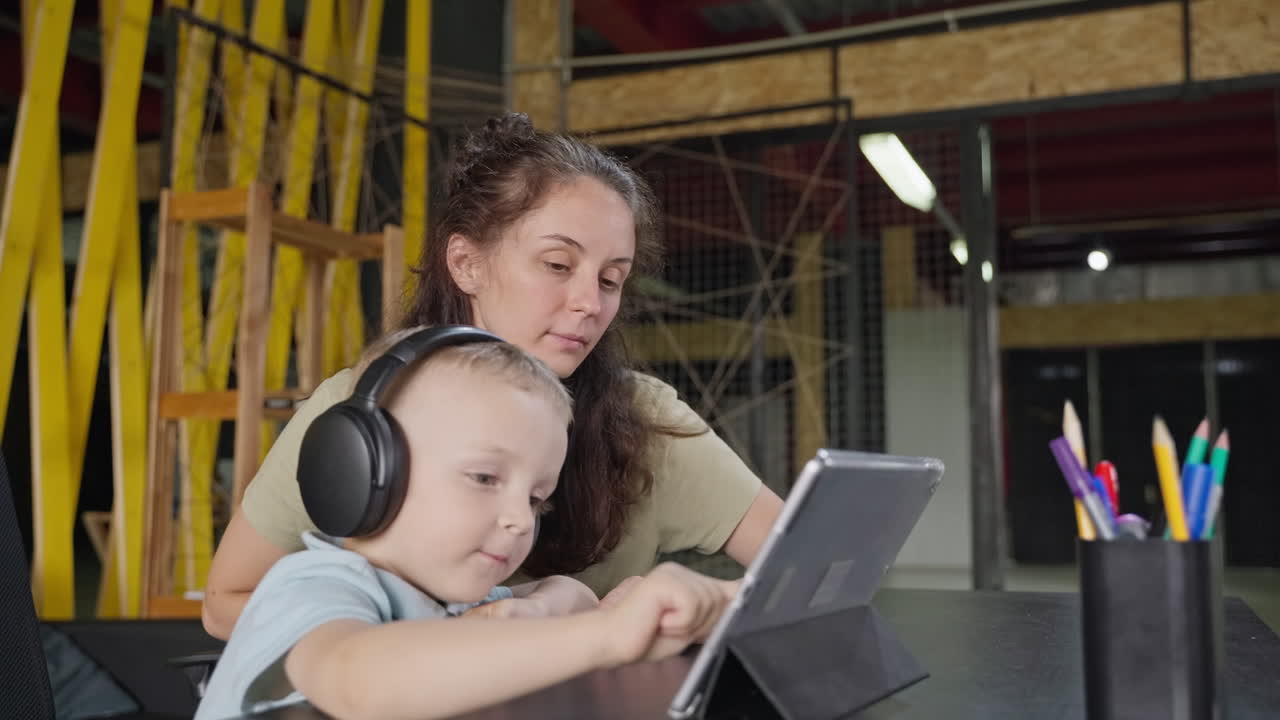 madre e hijo aprendiendo juntos en una tableta