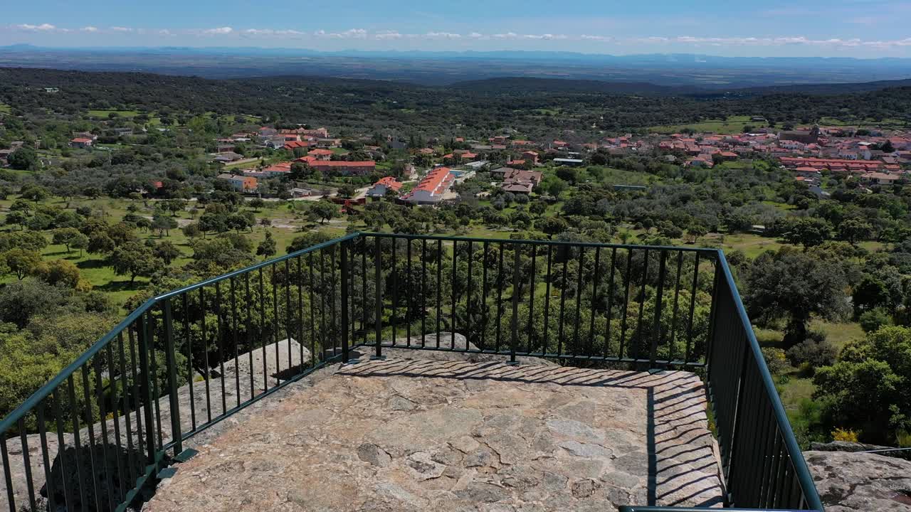 vuelo de avión no tripulado en un punto de vista donde desde el pasillo a la plataforma con una elevación de la cámara vemos la llanura de toledo, una ciudad rural llamada pelahustan con un entorno de holm oaks, toledo, españa