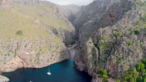 Wasser,-Das-über-Schroffe-Klippen-In-Einer-Panoramischen-Naturlandschaft-Stürzt