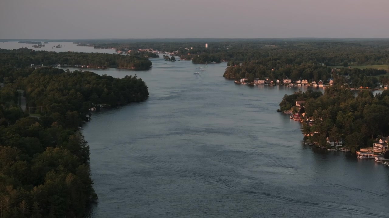 Il fiume San Lorenzo al tramonto. Scattato in una giornata estiva nello Stato di New York