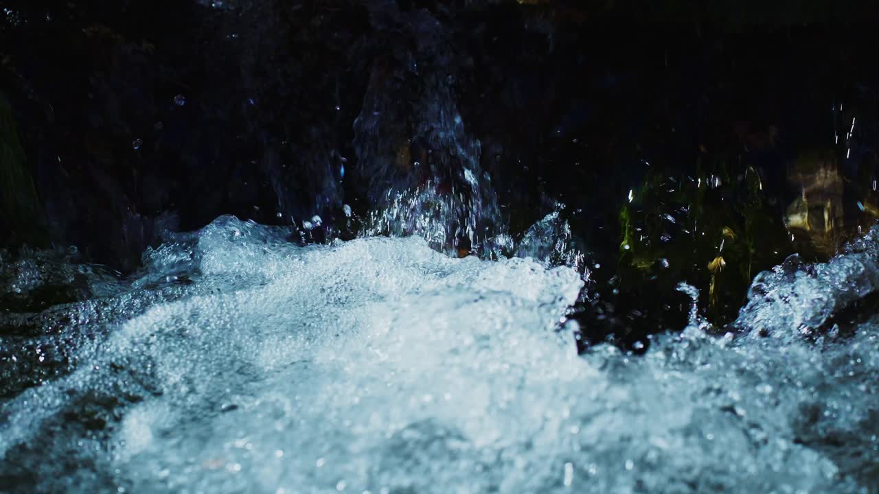 Primo piano di un torrente d'acqua impetuoso
