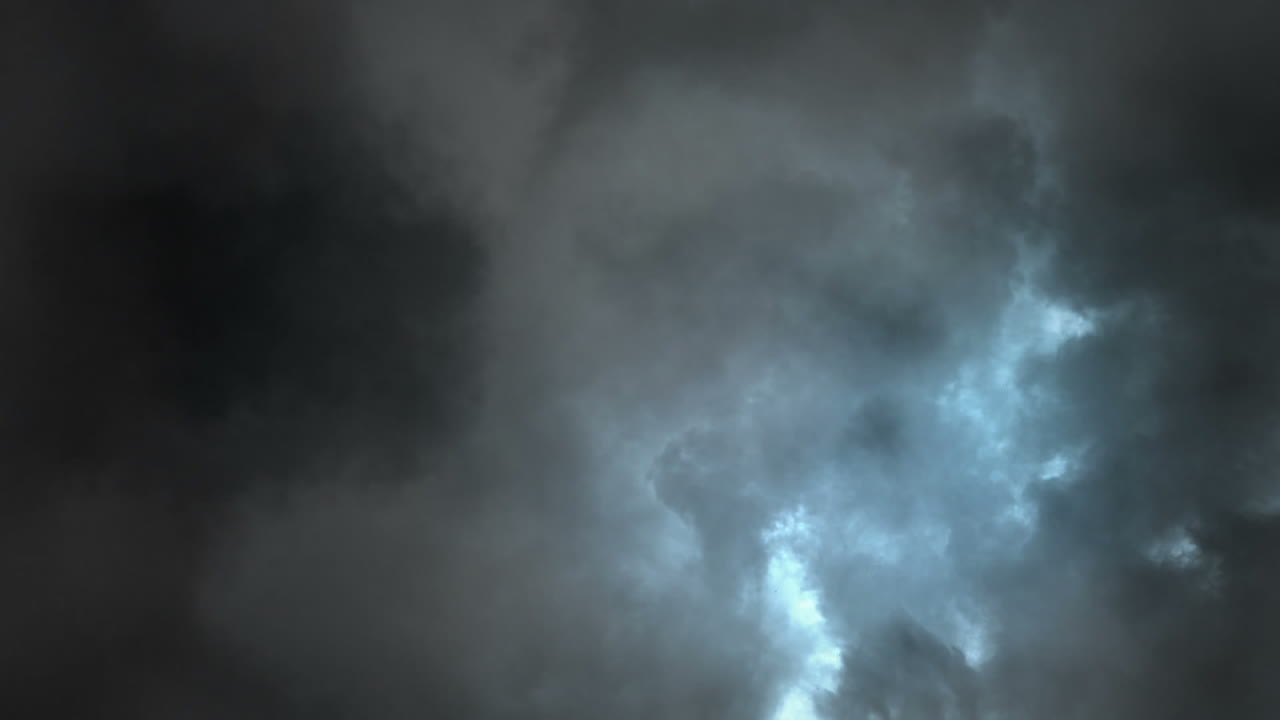 Temporale con fulmini tra le nuvole