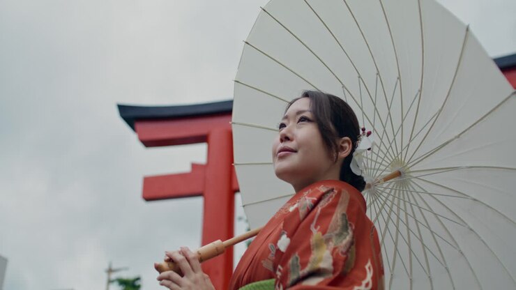 Donna in Kimono con ombrello in un santuario giapponese
