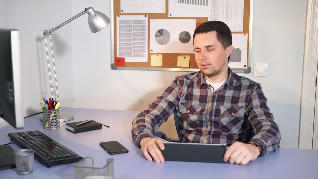 hombre trabajando en su escritorio