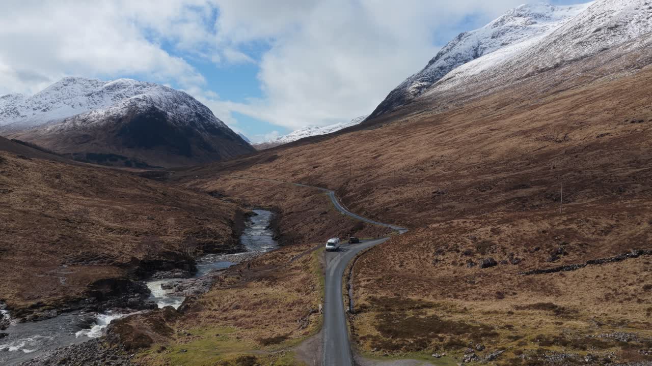 Kører gennem Glencoe-dalen på en snoet vej i det skotske højland.