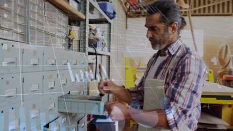 Animación-Del-Procesamiento-De-Datos-Sobre-Un-Carpintero-Caucásico-Trabajando-En-El-Taller