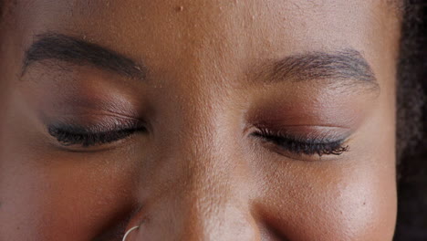 close-up van de ogen van de vrouw die naar voren kijkt