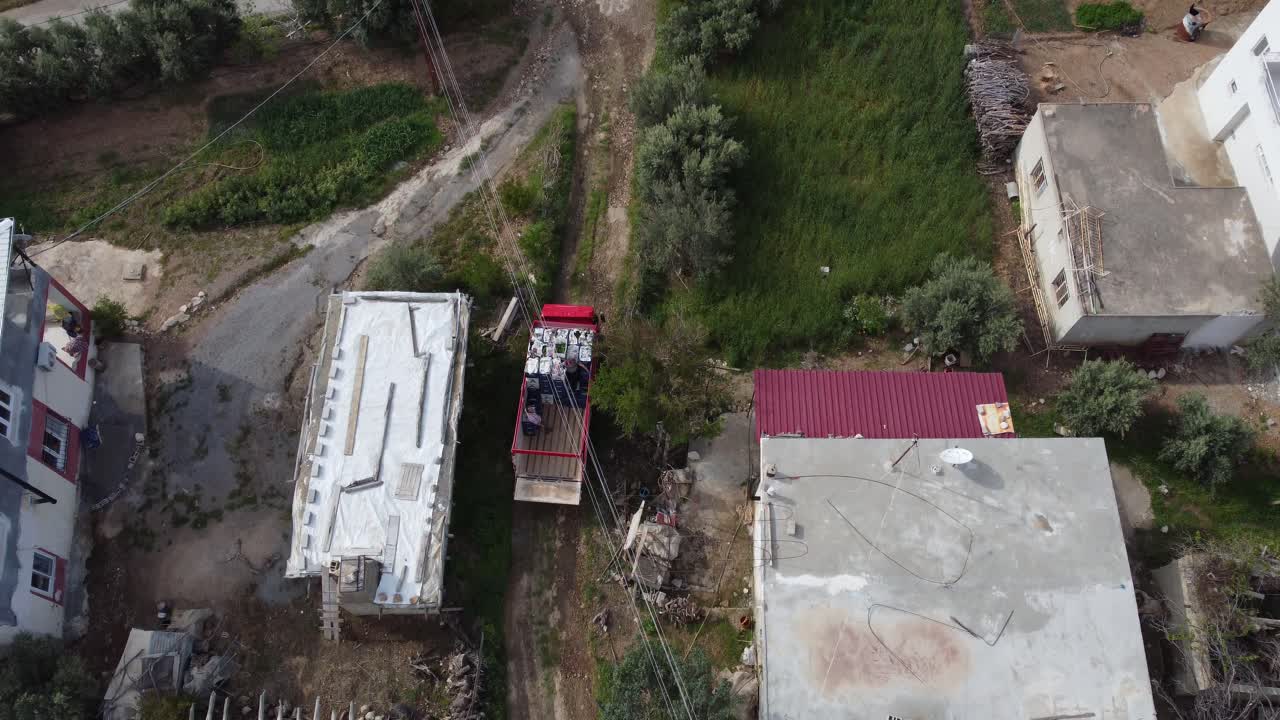 trabajadores que transportan fruta en un camión de transporte