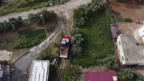 Trabajadores-Llevando-Fruta-En-Camión-De-Transporte