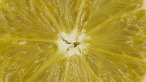 rotación, primer plano de la pulpa fresca y jugosa de una naranja. fondo y textura de la naranja, vista superior.