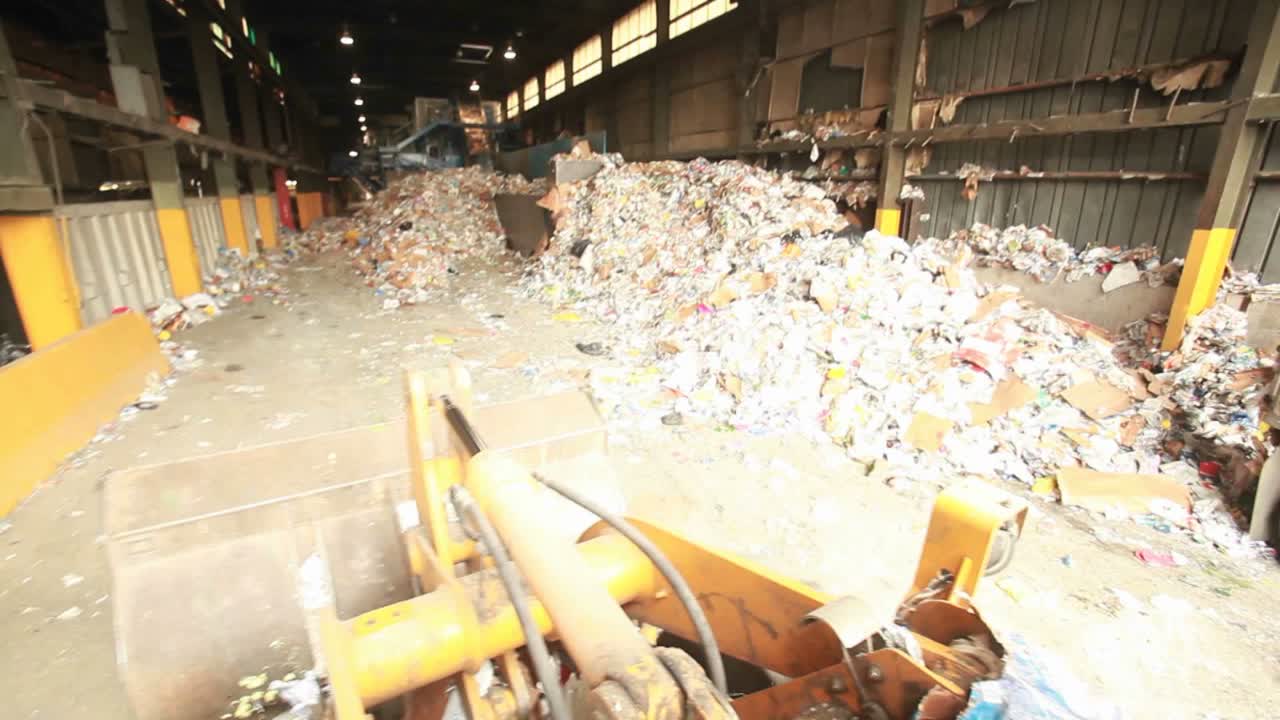 재활용 센터의 pov 샷