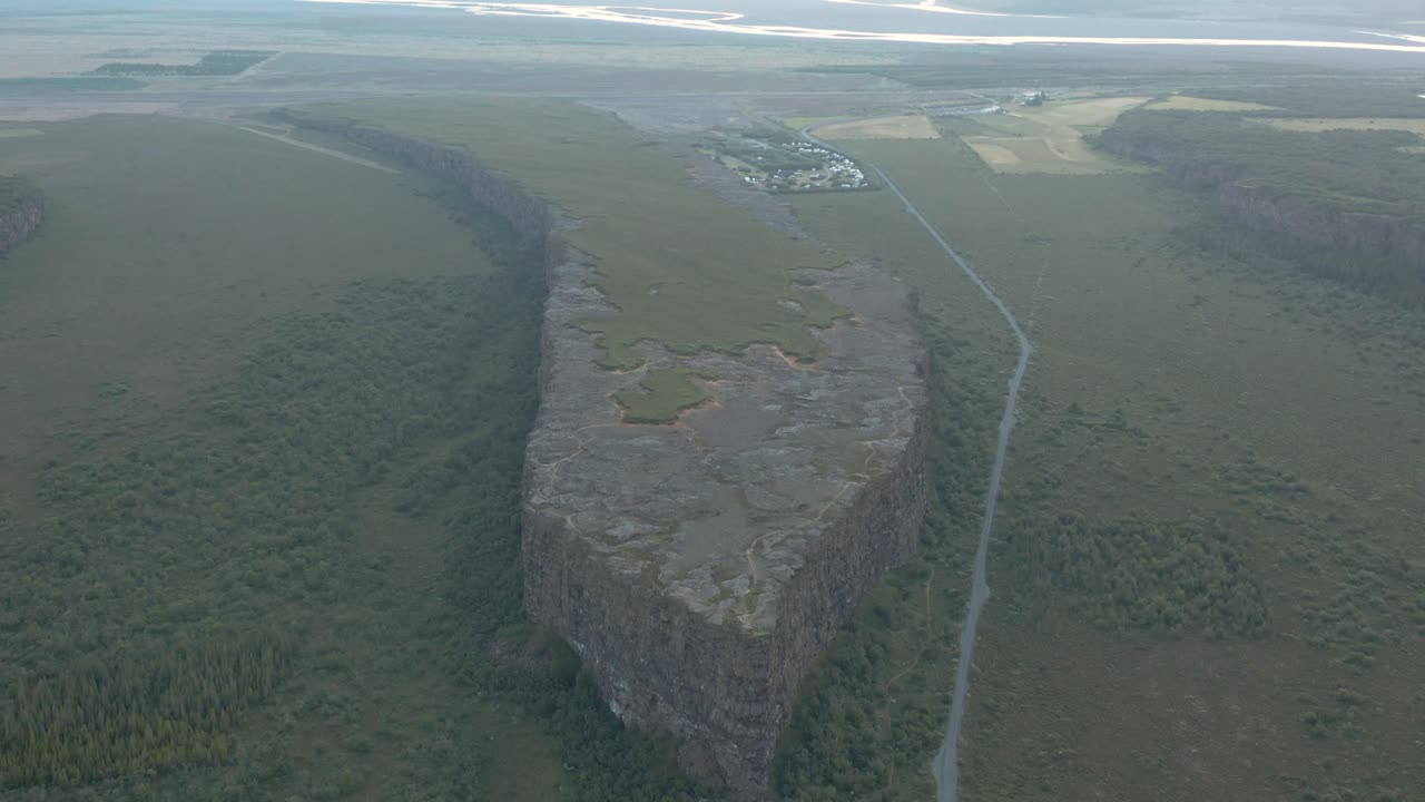 asbyrgi 협곡, 경치 좋은 아이슬란드 풍경, 공중에 있는 장엄한 그랜드 eyjan 바위 섬