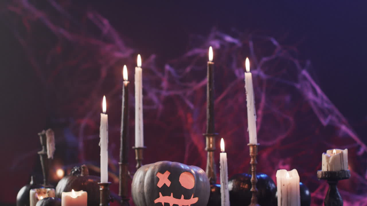 할로윈 조각 된 호박,  ⁇ 불 및 담배의 비디오 보라색 배경에 복사 공간