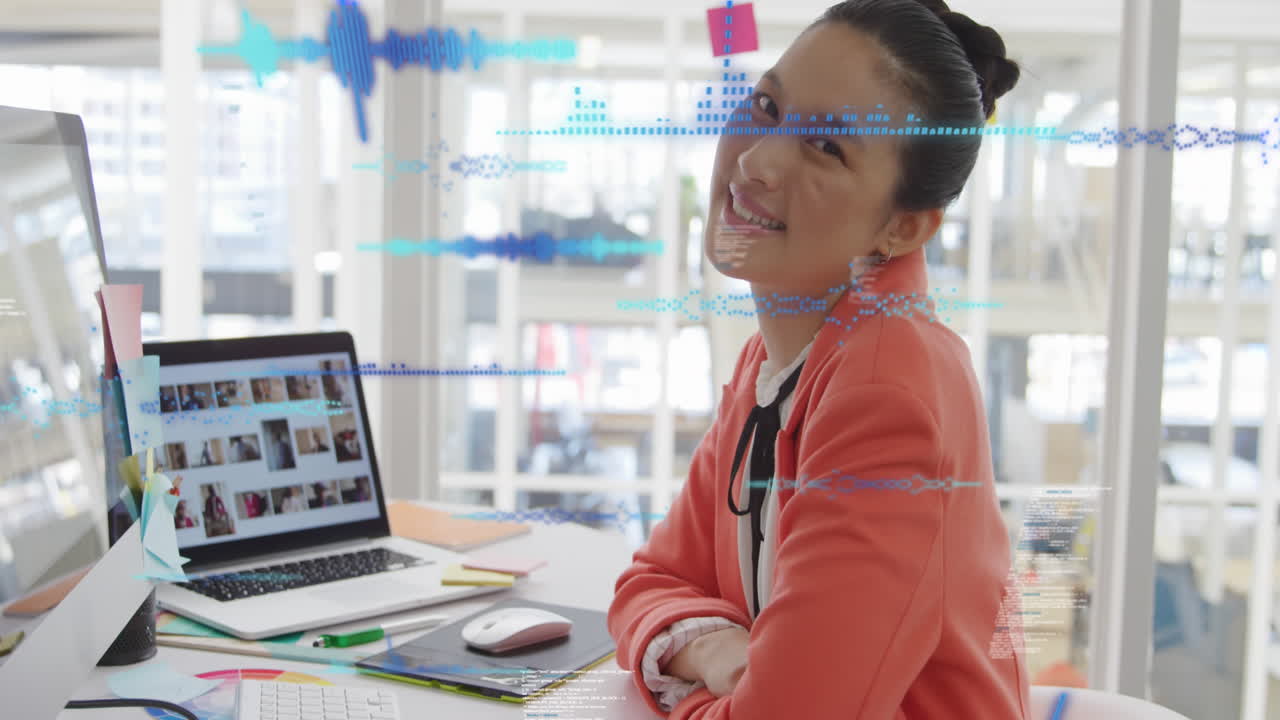 animación del procesamiento de datos financieros sobre una mujer de negocios asiática en la oficina