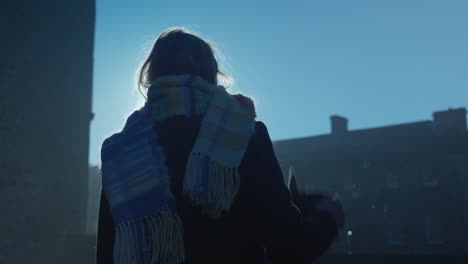 silhouette d'une femme portant un chapeau dans l'ombre