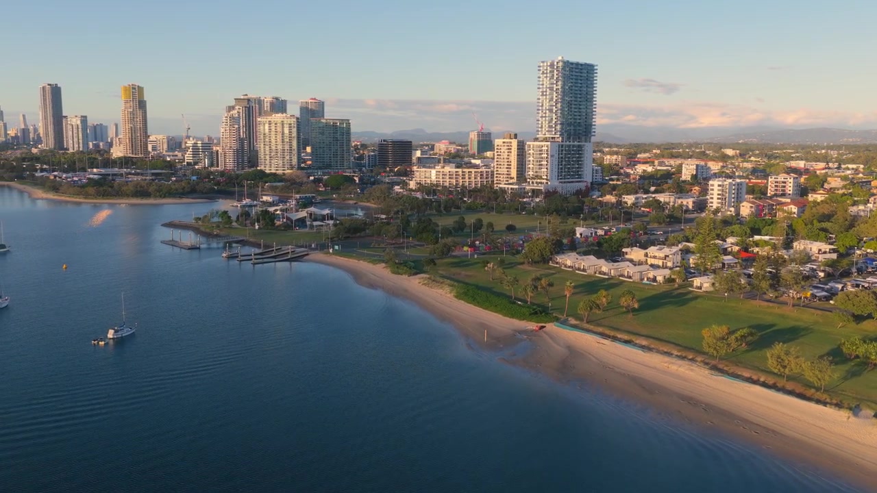 Filmato aereo orizzontale con carrello in avanti mentre esegue una panoramica a sinistra sopra la costa di Southport e Surfers Paradise, Gold Coast, Queensland, Australia