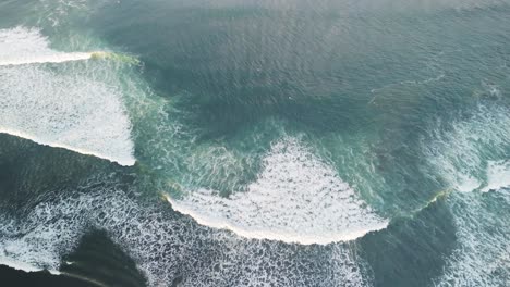 Balian-Surfer-Beach-Mit-Aqua-Blau-Grünen-Wellen-Anschwellen-Entlang-Der-Küste-Und-Surfer-Paddeln-Aus-Durch-Die-Schwellung-Sae-In-Den-Schatten-Gestellt