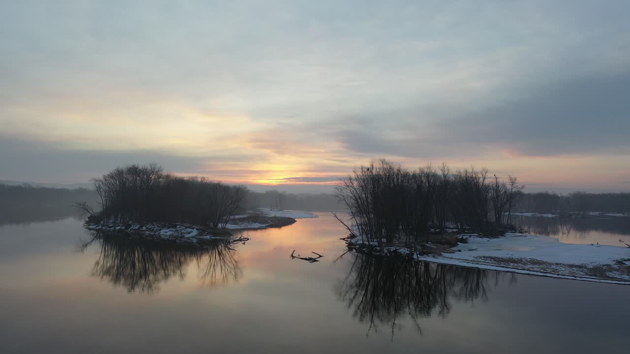 얼어붙은 강 위에서 겨울의 해가 뜨는 것