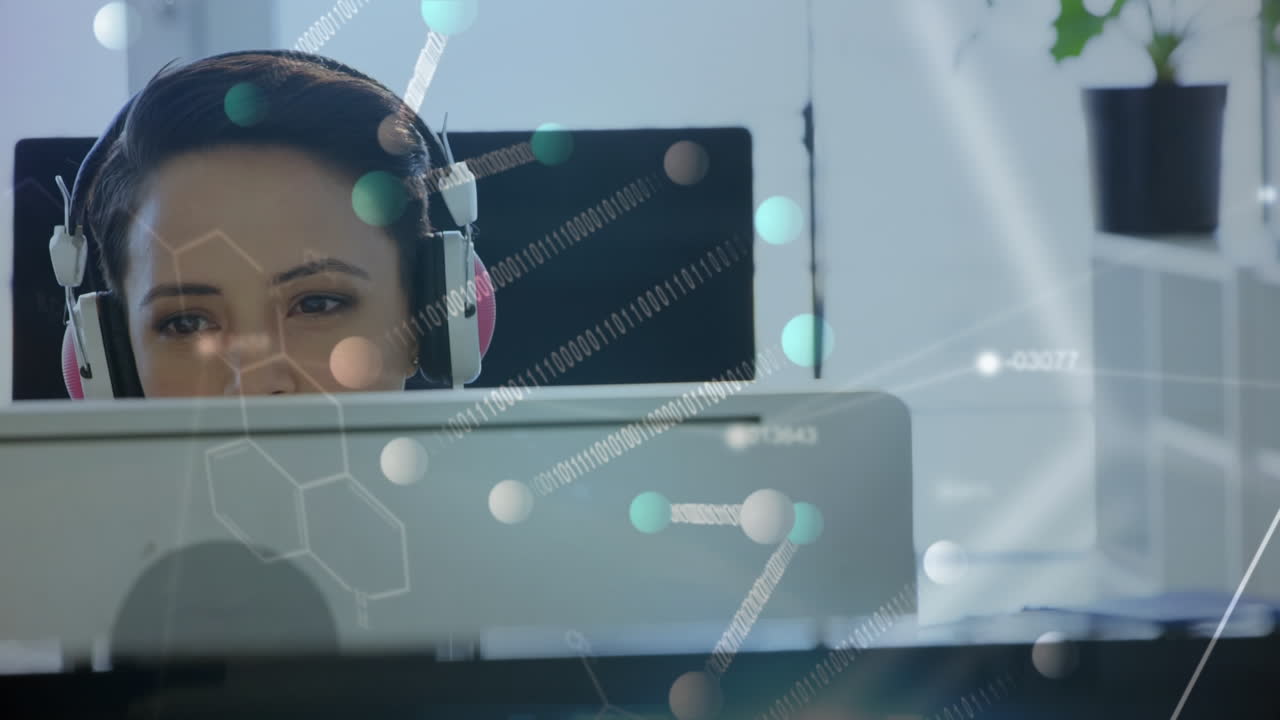 Animazione di DNA che ruota su una donna che lavora al computer in ufficio