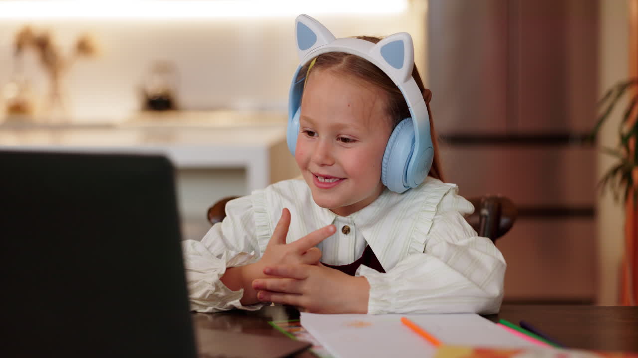 niña con una sesión de aprendizaje en línea
