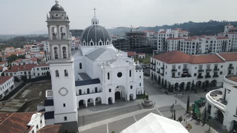 Vista-Aérea-De-Cayala-Con-Edificios-De-Color-Blanco-Lechoso-Con-Techos-De-Tejas-Rojas,-Todos-Abiertos-Al-Público.