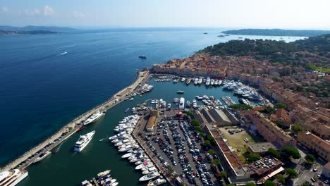 Vista-Aérea-Del-Antiguo-Puerto-De-Saint-tropez-Con-Yates-De-Lujo