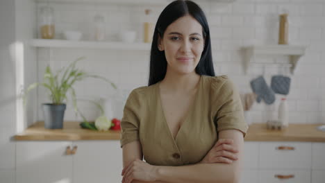 mujer en la cocina