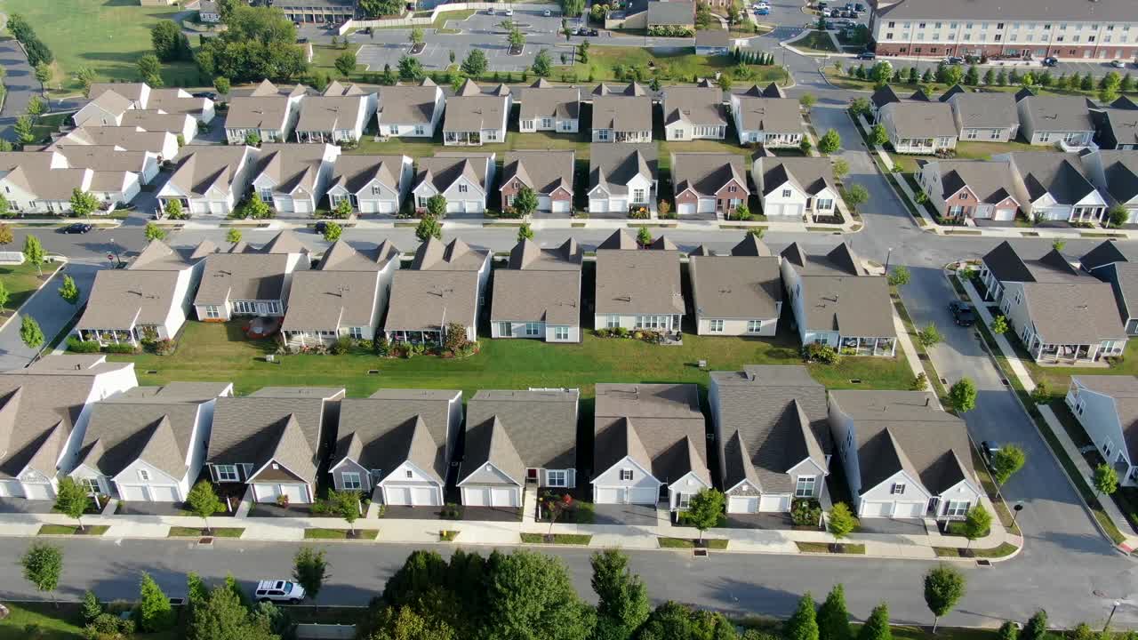 toma aérea de drones de casas idénticas con cortadores de galletas en una comunidad suburbana en el condado de lancaster, pennsylvania, ee.uu., tema de crecimiento y expansión suburbana