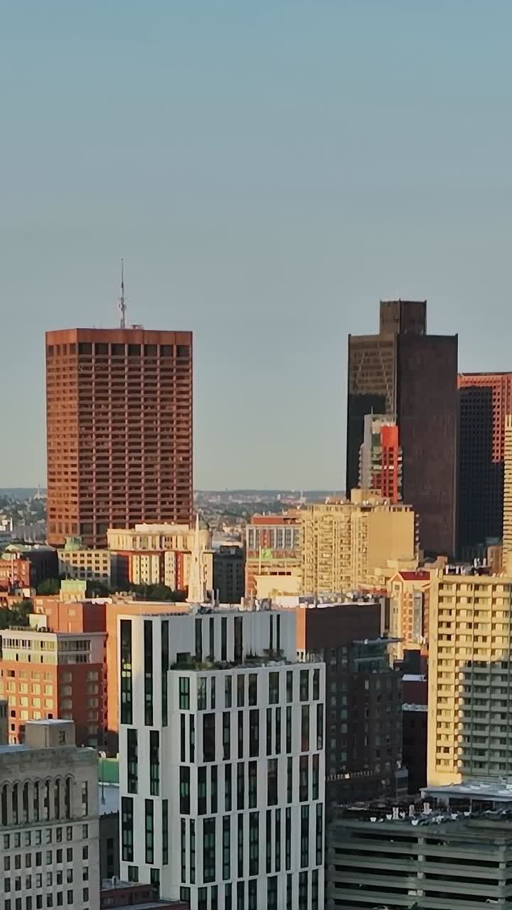 Vista dello skyline di una città negli Stati Uniti durante la luce del tardo pomeriggio