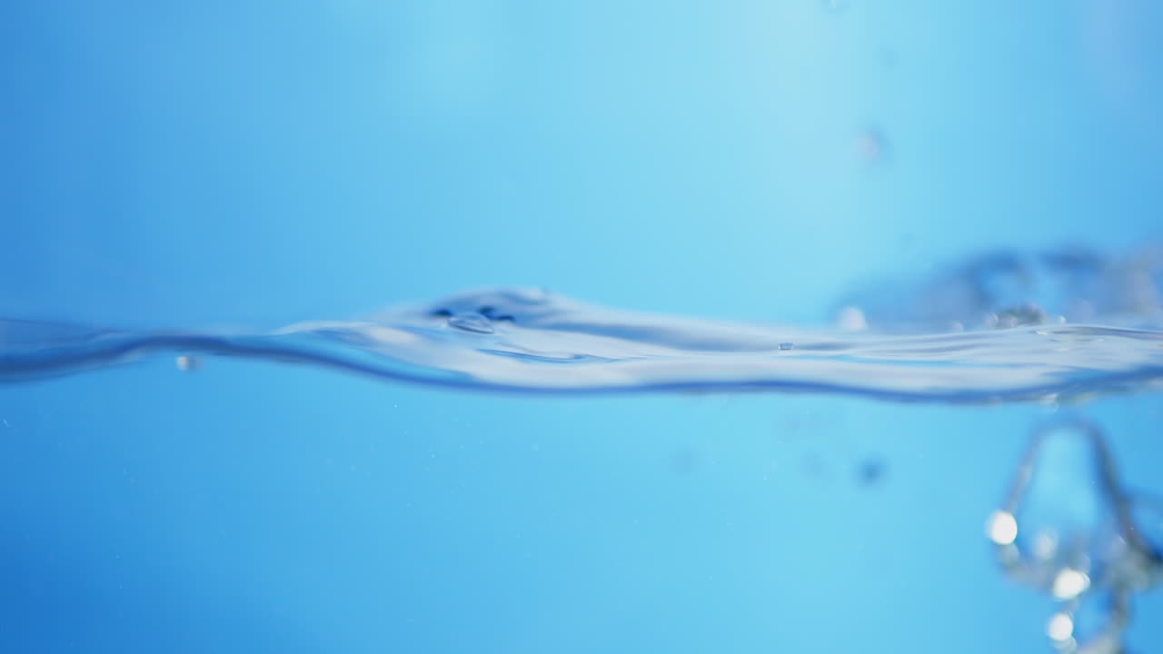 액체 진정성: 부드럽게 흐르는 물 표면, 느린 움직임