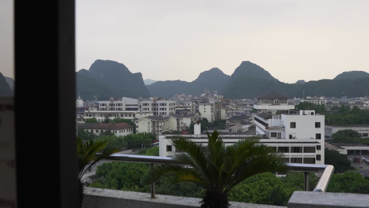 Thành phố Quế Lâm với những ngôi nhà và núi đá vôi, Trung Quốc