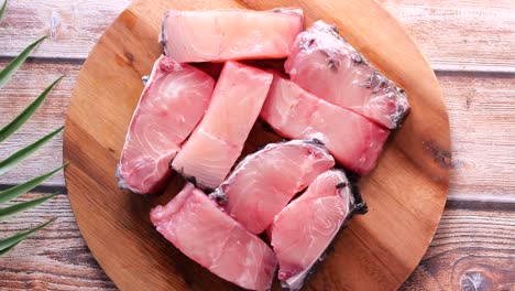 filetes de pescado crudo en tablero de madera