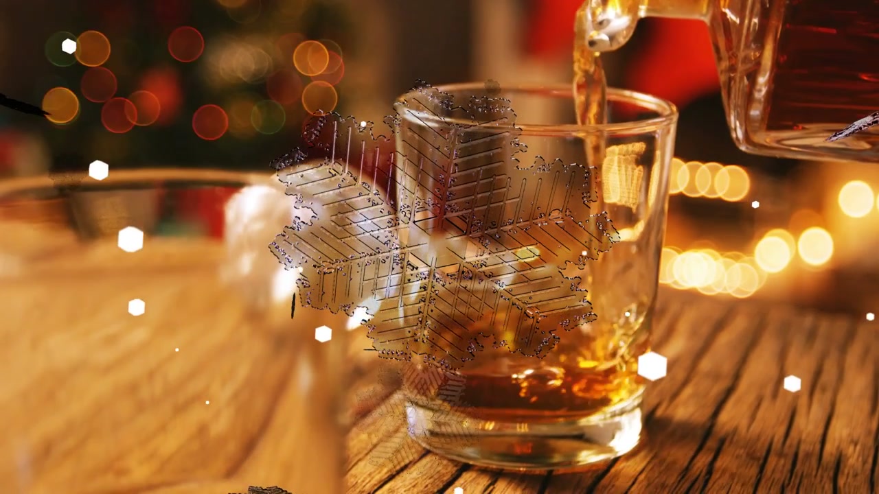 Dekanter neigt sich und gießt bernsteinfarbenes Getränk in ein klares Glas, während Punkte ein Flocken-Overlay für eine Feiertagsszene bilden.