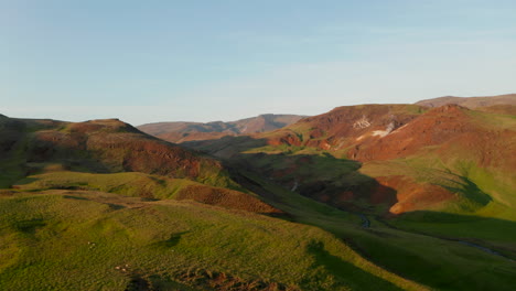 Vista-De-Drones-Inversos-De-Las-Tierras-Altas-Montañosas-Del-Paisaje-Anaranjado-Suave-En-Islandia.-Vista-Aérea-De-Pájaro-De-Formaciones-De-Riolita-Volcánica-Roja