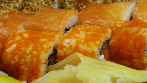 los rollos de sushi japoneses giran de cerca